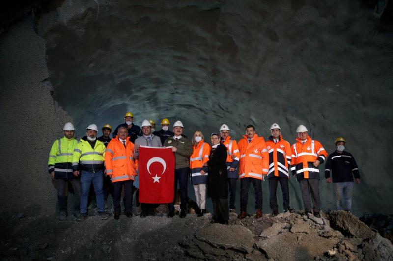 Ulaştırma ve Altyapı Bakanı Karaismailoğlu, Demirkapı Tüneli ışık görme törenine katıldı