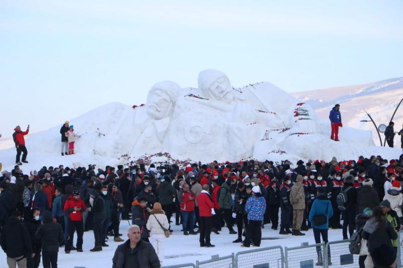 Vatandaşlar, Sarıkamış şehitleri için yapılan kardan heykellere yoğun ilgi gösterdi.