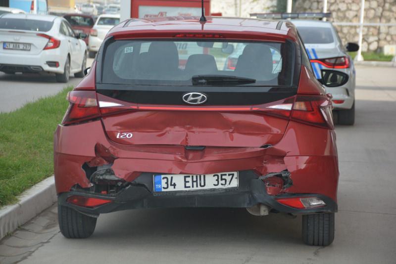 Kocaeli’de kaza! 3 araç kazaya karıştı, 2 kişi yaralndı