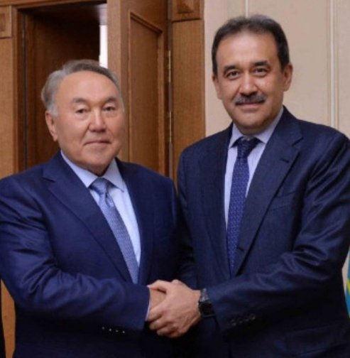Nursultan Nazarbayev (solda) ve Karim Masimov (sağda)