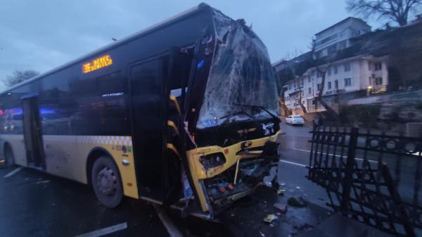 Kaza yapan İETT otobüsü büyük hasar aldı