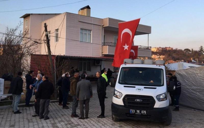 Şehit Er Ertuğrul Ulupınar'ın Mersin'deki baba evine Türk bayrağı asıldı.