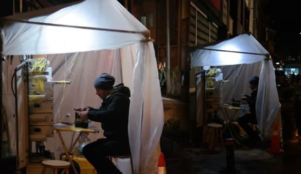 Anadolu’yu karış karış gezip, sokakta kurduğu çadırda çalışıyor   