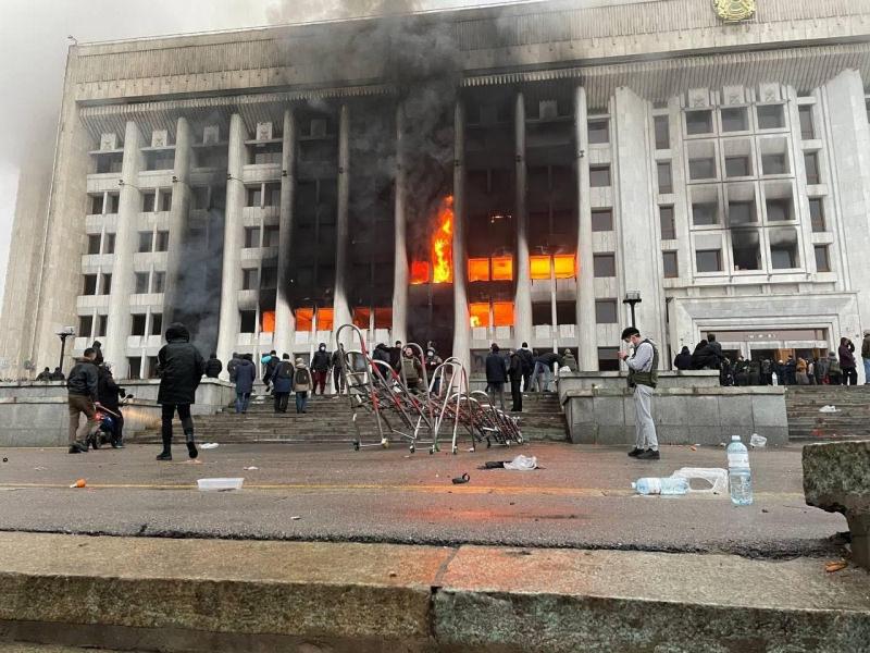 Almatı'da bazı hükümet binaları ateşe verildi.