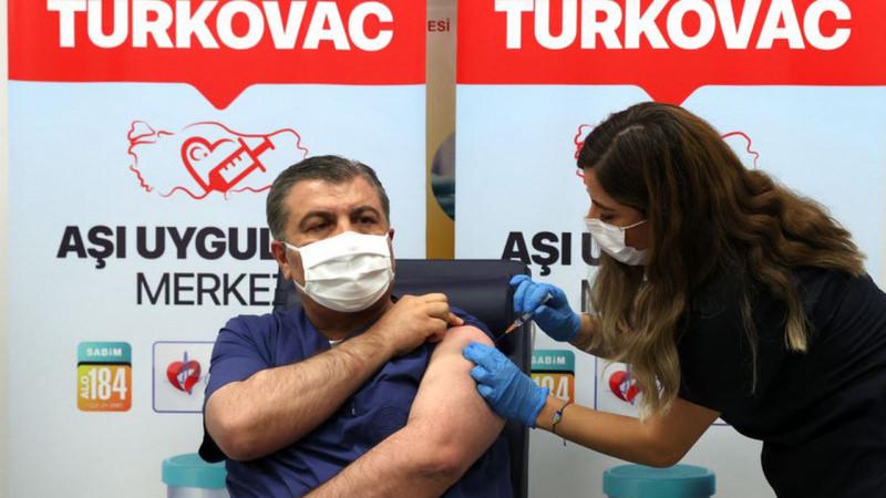 Sağlık Bakanı Dr. Fahrettin Koca TURKOVAC aşısını olurken