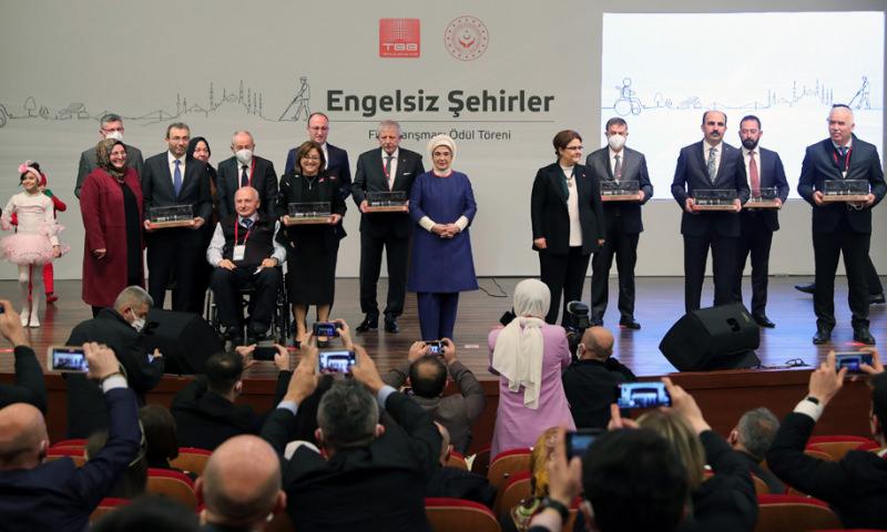 Ödülü Başkan Şahin Emine Erdoğan’ın elinden aldı