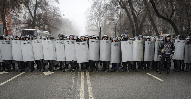 Kazakistan'da polis sokaklarda barikat kurdu