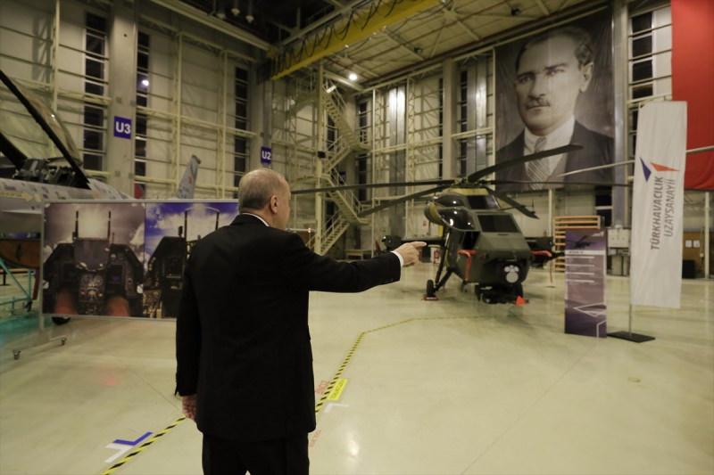 Cumhurbaşkanı Erdoğan açılışını gerçekleştirdiği tesiste bulunan yerli ve milli hava araçlarını inceledi.