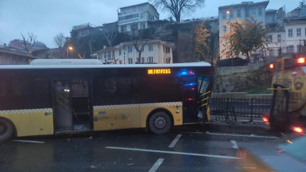 Otobüslerden biri refüje çıktı