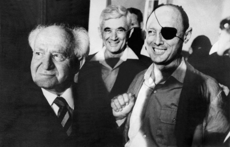 David Ben-Gurion (solda) ve Eski İsrail Savunma Bakanı General Moshe Dayan