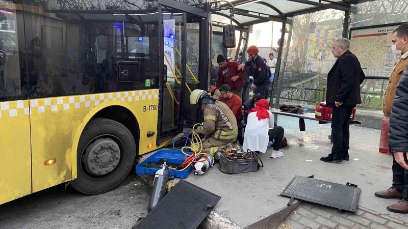 İETT otobüsü durağa daldığı kazadan görüntü