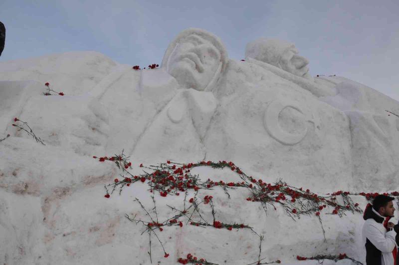 Sarıkamış şehitleri için yapılan kardan heykele karanfil bırakıldı.
