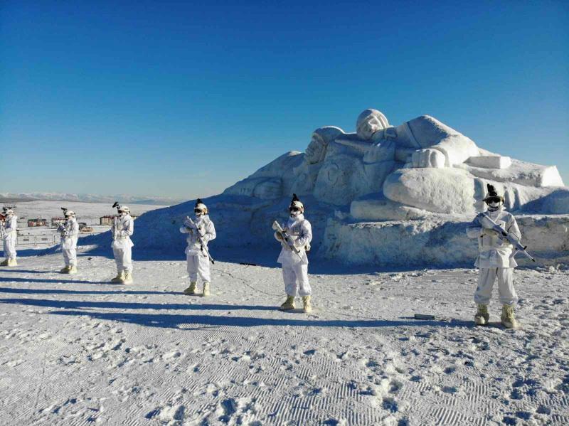 Sarıkamış Harekatı’nın 107. yılı anma etkinlikleri kapsamında bugün açılışı yapılan kardan heykeller ihtişamıyla büyülüyor.
