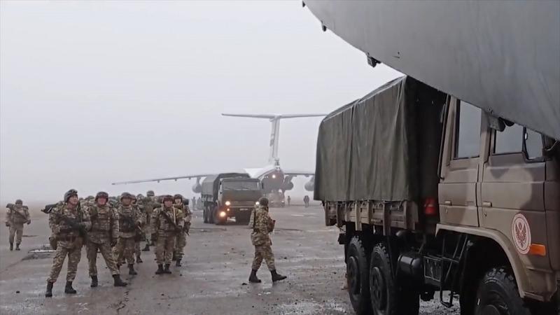 Rus askerlerinin Kazakistan'a gidişi