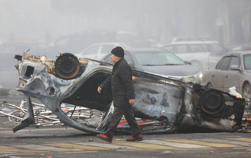 Protestolarda bir çok araç ve dükkan yakıldı