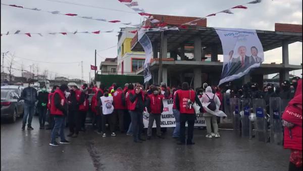Bakırköy Belediyesi önünde grev yapan işçiler