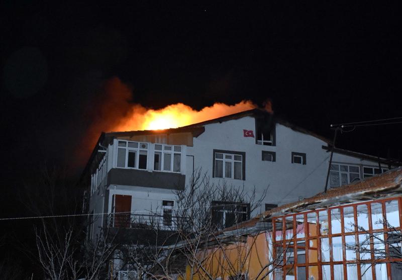 Kırıkkale'de evin çatısında çıkan yangın söndürüldü