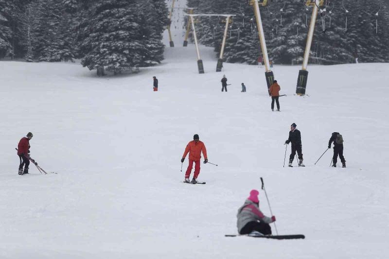 Uludağ'da tatilciler kayak yapıyor. 