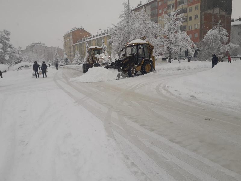 Kar nedeniyle kapanan yollarda temizleme çalışması yapılıyor / Konya. 