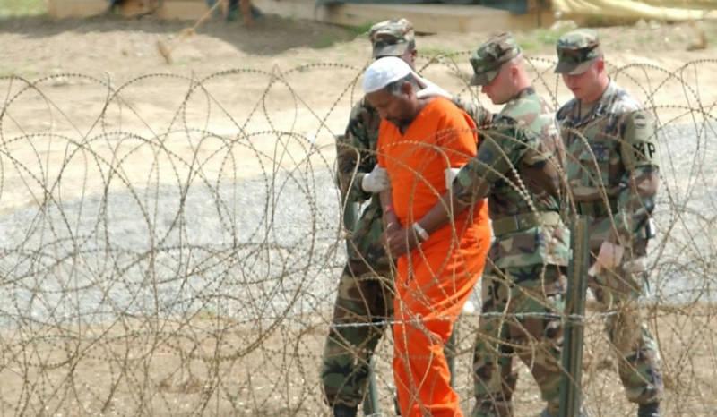 Turuncu giysiler ve siyah kukuleta giydirilen zanlıların statüleri, Guantanamo ile ilgili tartışmaların merkezinde yer aldı.