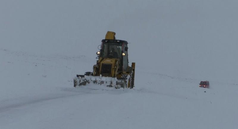 Kars’ta tipide yolda mahsur kalan öğretmenler kurtarıldı