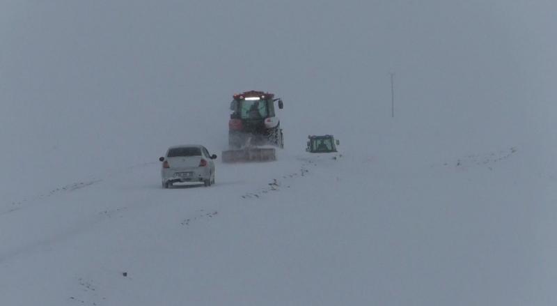 Kars’ta tipide yolda mahsur kalan öğretmenler kurtarıldı