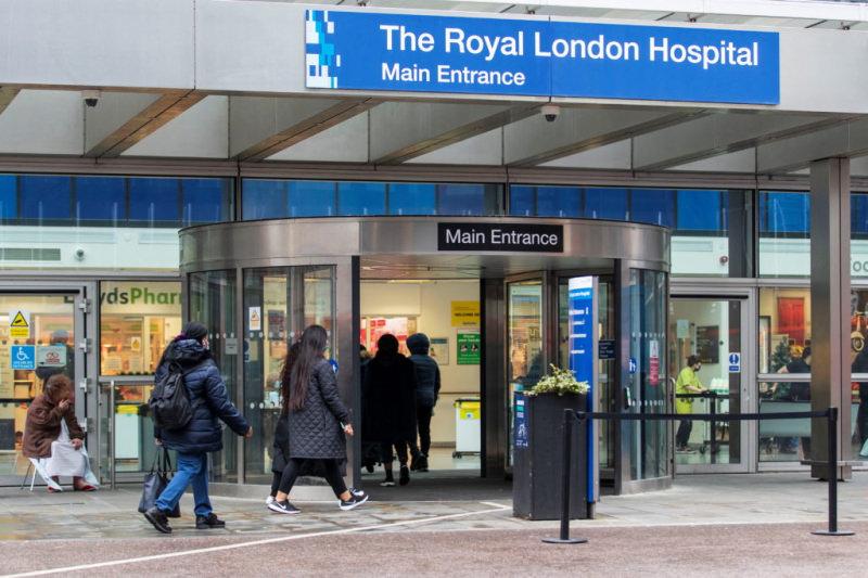 Koronavirüs salgınından en çok etkilenen ülkelerin başında gelen İngiltere'de hastaneler ve yoğun bakım servisleri alarm veriyor.