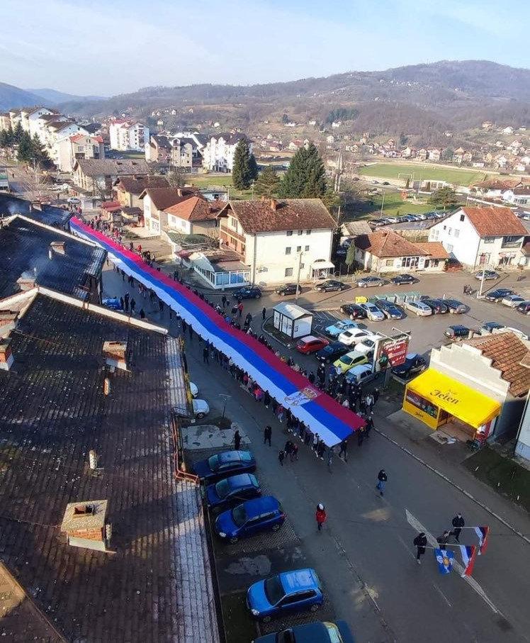 Sokaklarda uzun Sırbistan bayrağı açıldı
