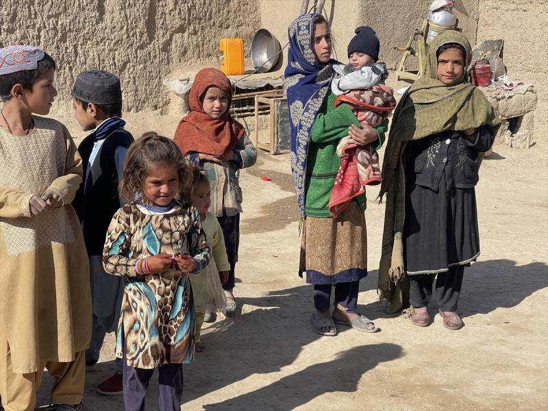 Afgan çocuklar, gıda ve sağlık yardımlarını bekliyor