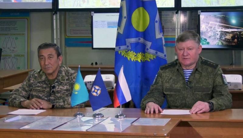 (Sağda) Kolektif Güvenlik Anlaşması Örgütü (KGAÖ) Barış Gücü Komutanı Andrey Serdyukov