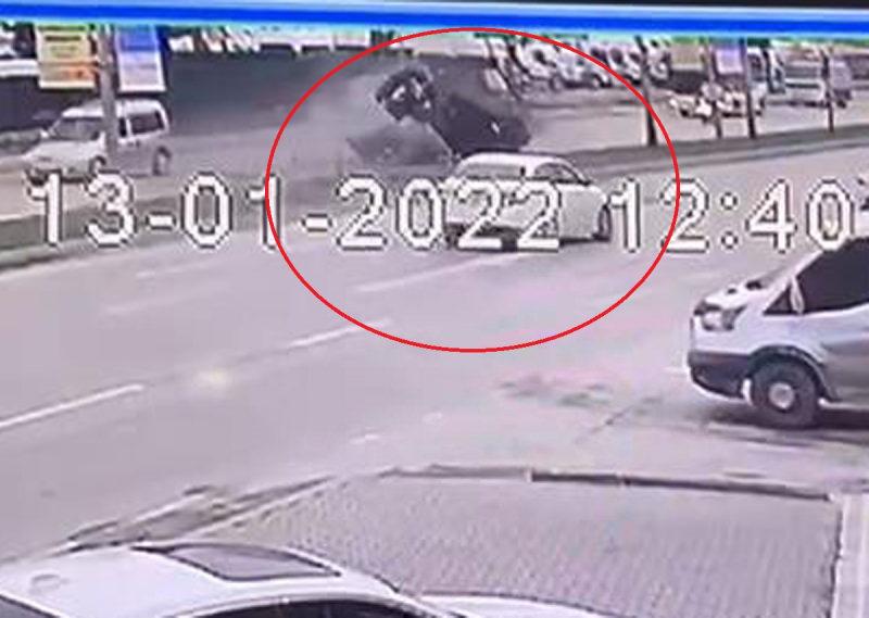 Bursa'da refüje çarpıp takla atan otomobil, karşı yönden gelen otomobille kafa kafaya çarpıştı.
