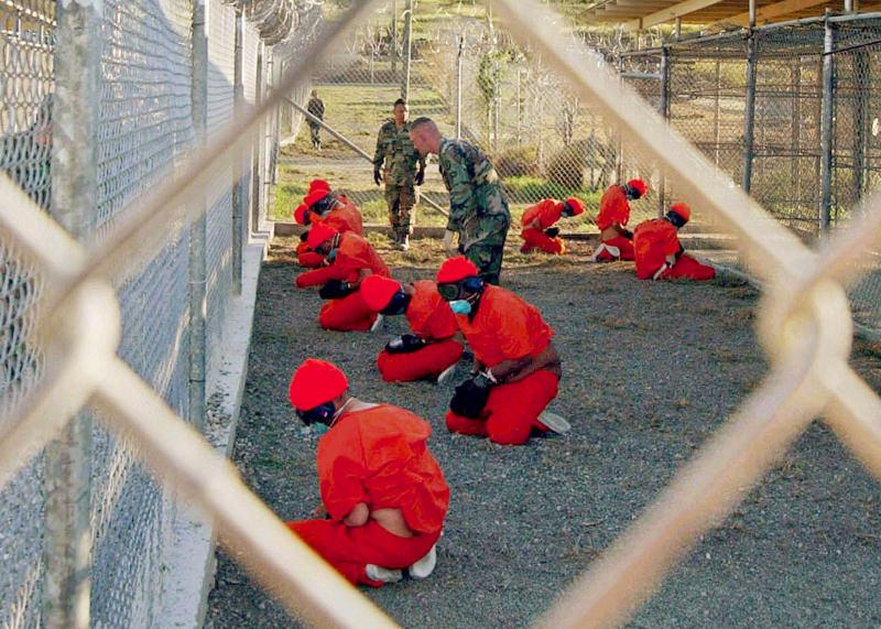 Bush yönetiminin buradaki tutukluları "düşman savaşçı" olarak tanımlaması da bu kişilerin askeri mahkemede yargılanmalarının yolunu açtı.