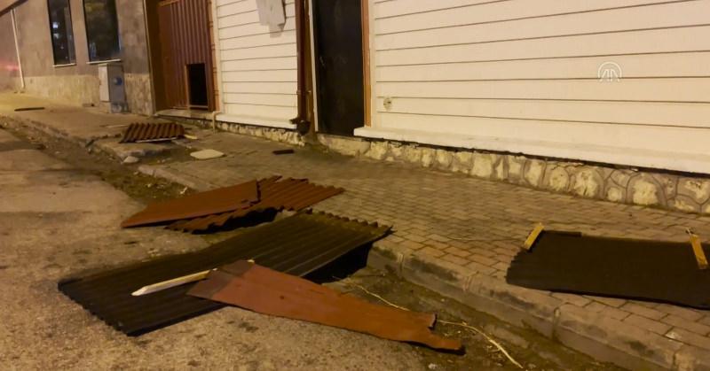Kırklareli'nde fırtına nedeniyle bazı evlerin çatısı uçtu