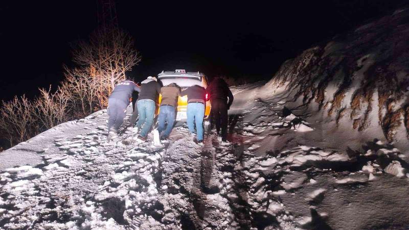 Bingöl'de karda mahsur kalan 6 kişi donmak üzereyken kurtarıldı