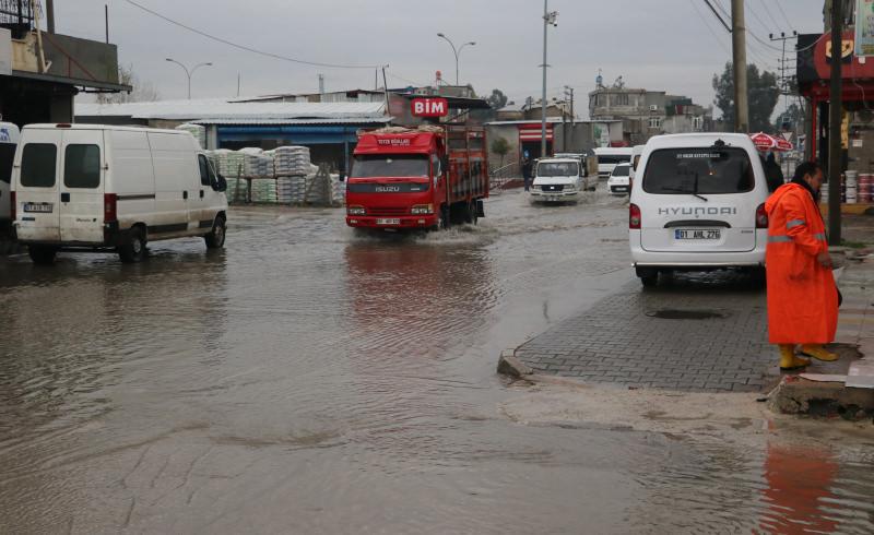 Adana’da sağanak sele sebep oldu, mahalle sular altında kaldı