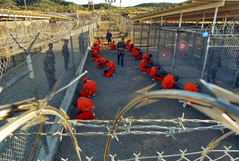 Halen 39 kişinin bulunduğu Guantanamo'da şimdiye kadar 797 şüpheli tutuldu.