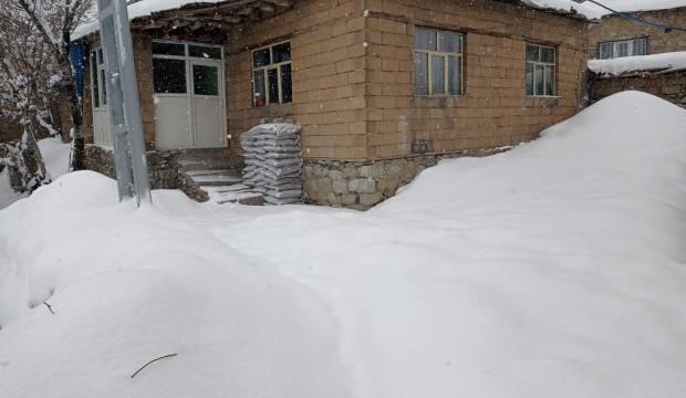 Hakkari&rsquo;de ulaşıma kar engeli! 328 k&ouml;y yolu kapandı