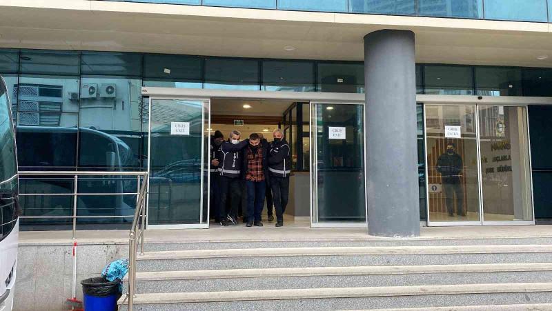 Bursa'da suç örgütü operasyonunda yakalanan 11 kişi adliyeye sevk edildi.