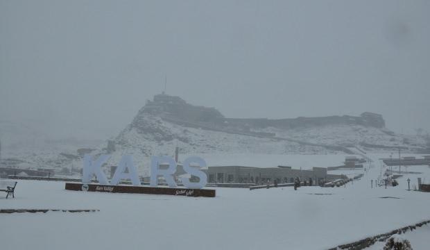 Karslıların kar mücadelesi sürüyor! 51 köy ulaşıma kapandı
