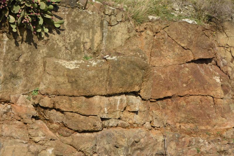 Sinop'ta düşen kayalar hane sahipleri tedirgin ediyor  