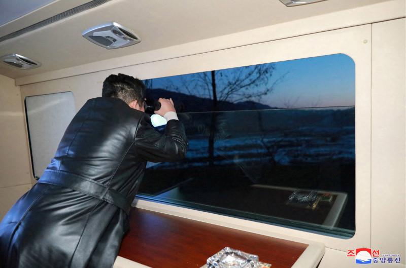 Füze denemesi Kim Jong Un tarafından fırlatma merkezi yakınlarında izlendi.
