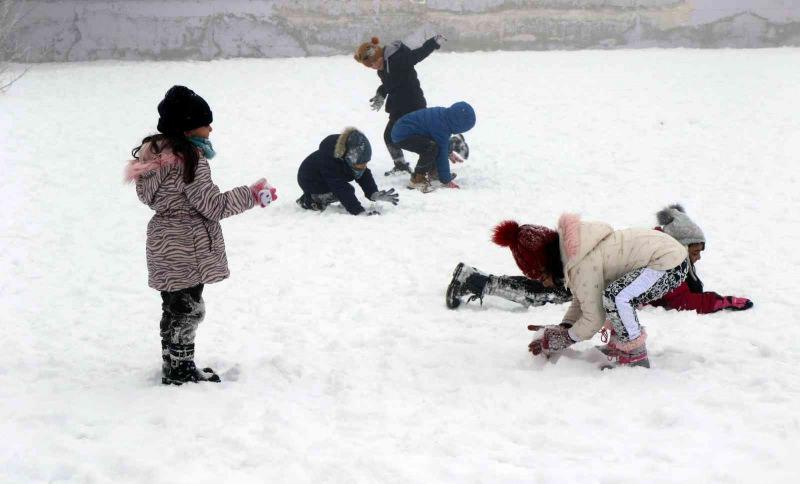 Çocuklar karda oyun oynuyor / Bayburt