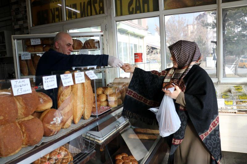 ‘Halka hizmet Hak'ka hizmet’ dedi, ekmeğin fiyatını düşürdü