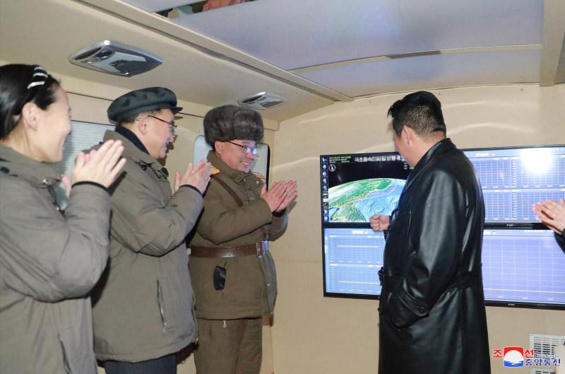 Kuzey Kore lideri Kim Jong un füze denemesini yakından takip etti.