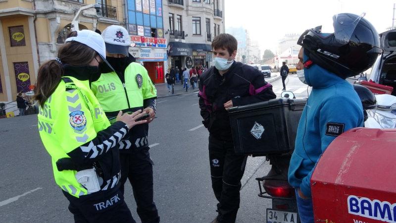 Taksim'de trafik polislerinin denetimleri arttı.