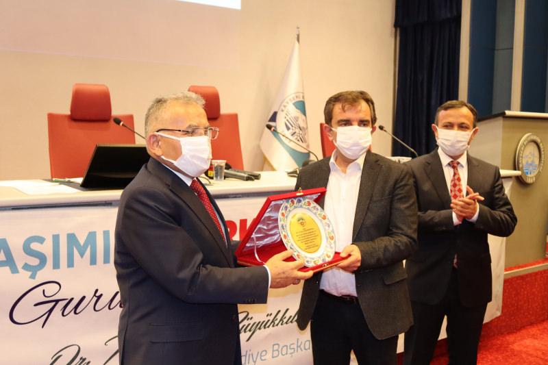 Prof. Dr. Aykut Özdarendeli'ye plaket verildi.