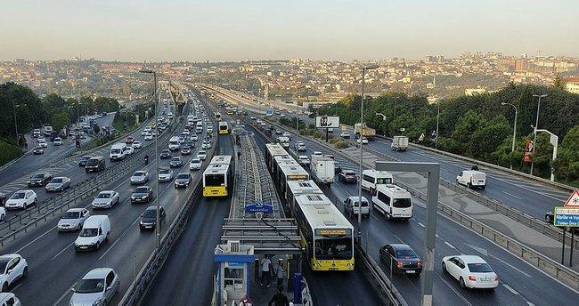 İstanbul'da trafik yoğunluğu sabahın ilk ışıklarıyla birlikte devam ediyor.
