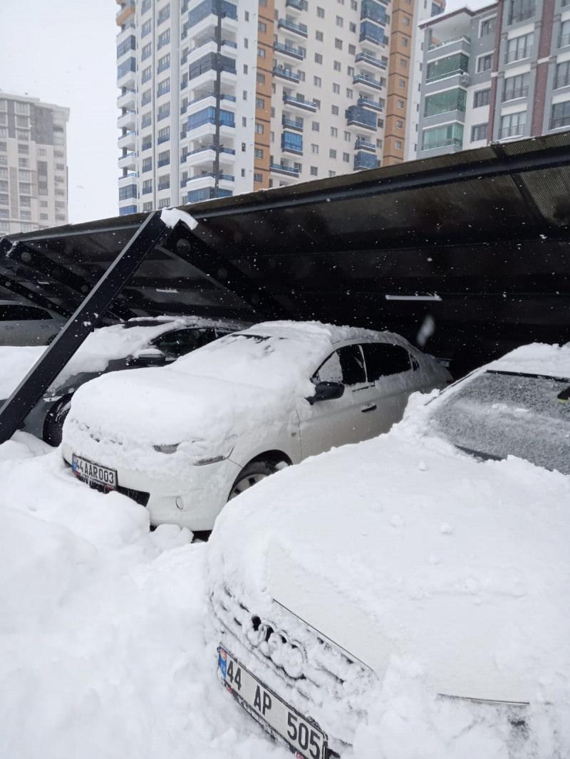 Malatya’da çatı çöktü, 30 bin tavuk öldü!