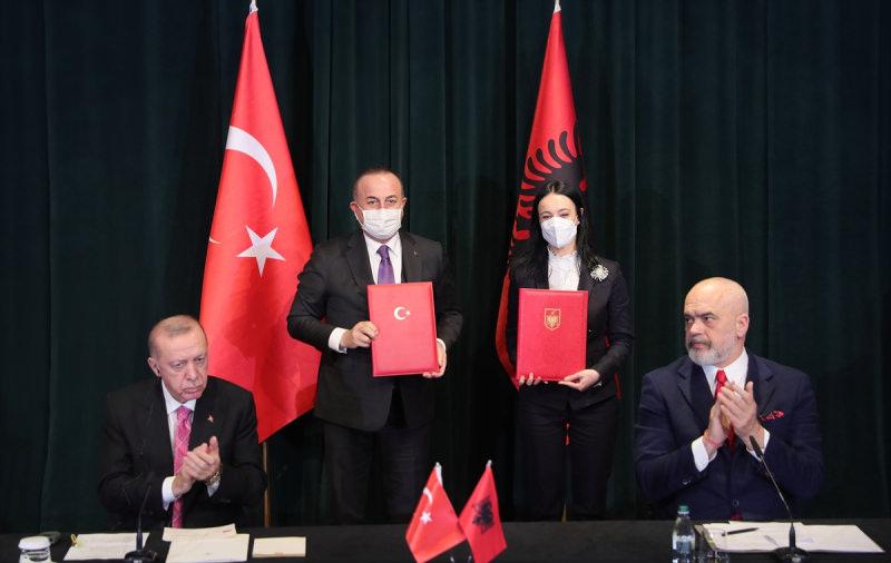 Dışişleri Bakanı Mevlüt Çavuşoğlu ve Arnavutluk Cumhuriyeti Avrupa ve Dışişleri Bakanlığı Bakan Yardımcısı Megi Fino.