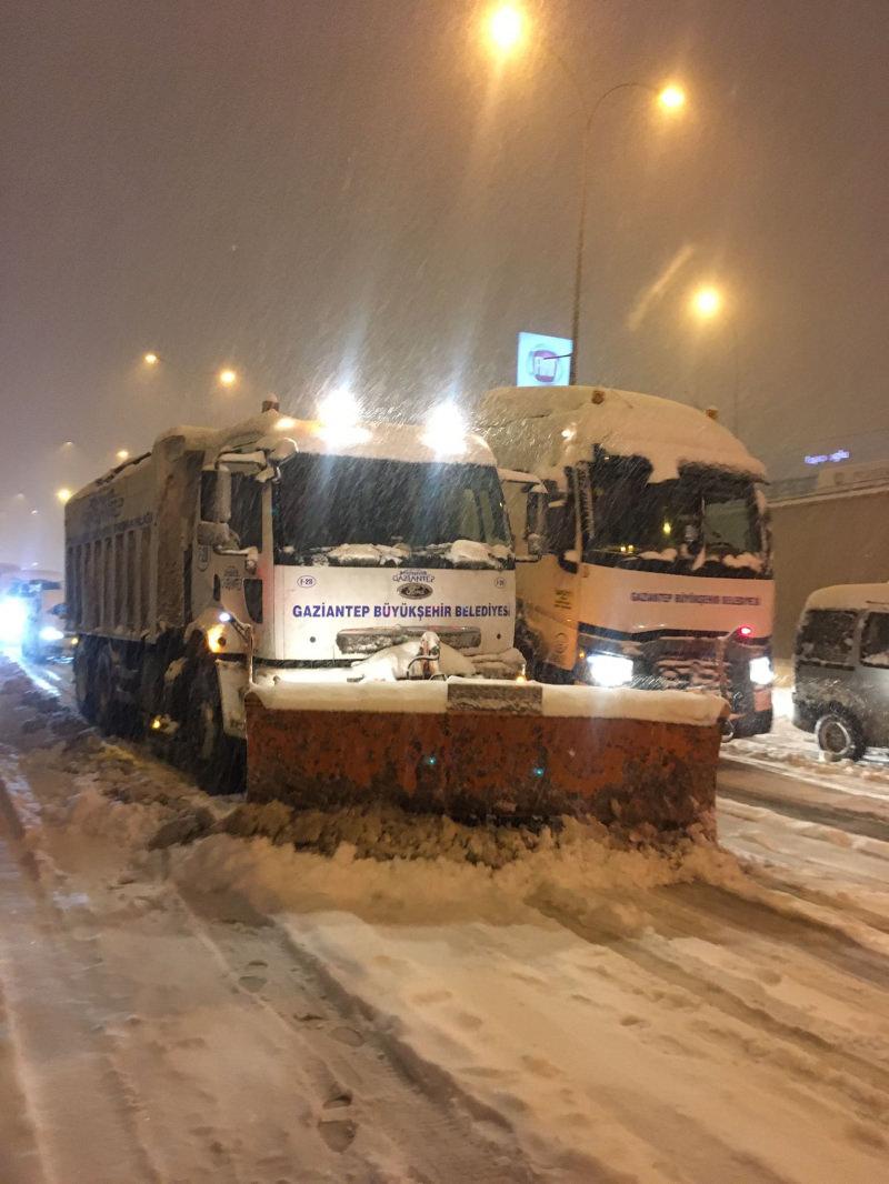  Gaziantep Büyükşehir Belediyesi karla mücadeleyi aralıksız sürdürdü